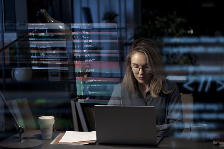 Mulher usando laptop à noite em ambiente de trabalho, com códigos flutuantes ao seu redor, simbolizando o processo de migração de dados e análise tecnológica.