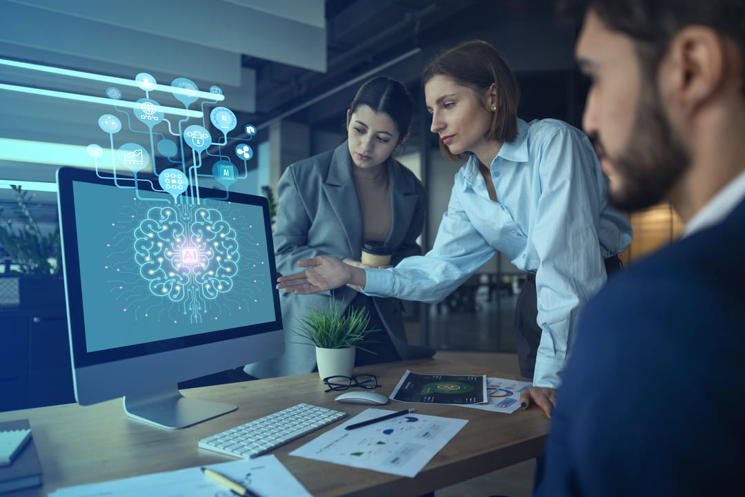 Profissionais analisam tela com representação visual de inteligência artificial em forma de cérebro digital, durante uma reunião de negócios.