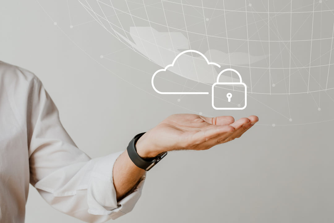 Pessoa com camisa branca segurando a palma da mão aberta, com um ícone digital de nuvem e cadeado flutuando acima, representando segurança e computação em nuvem serverless.
